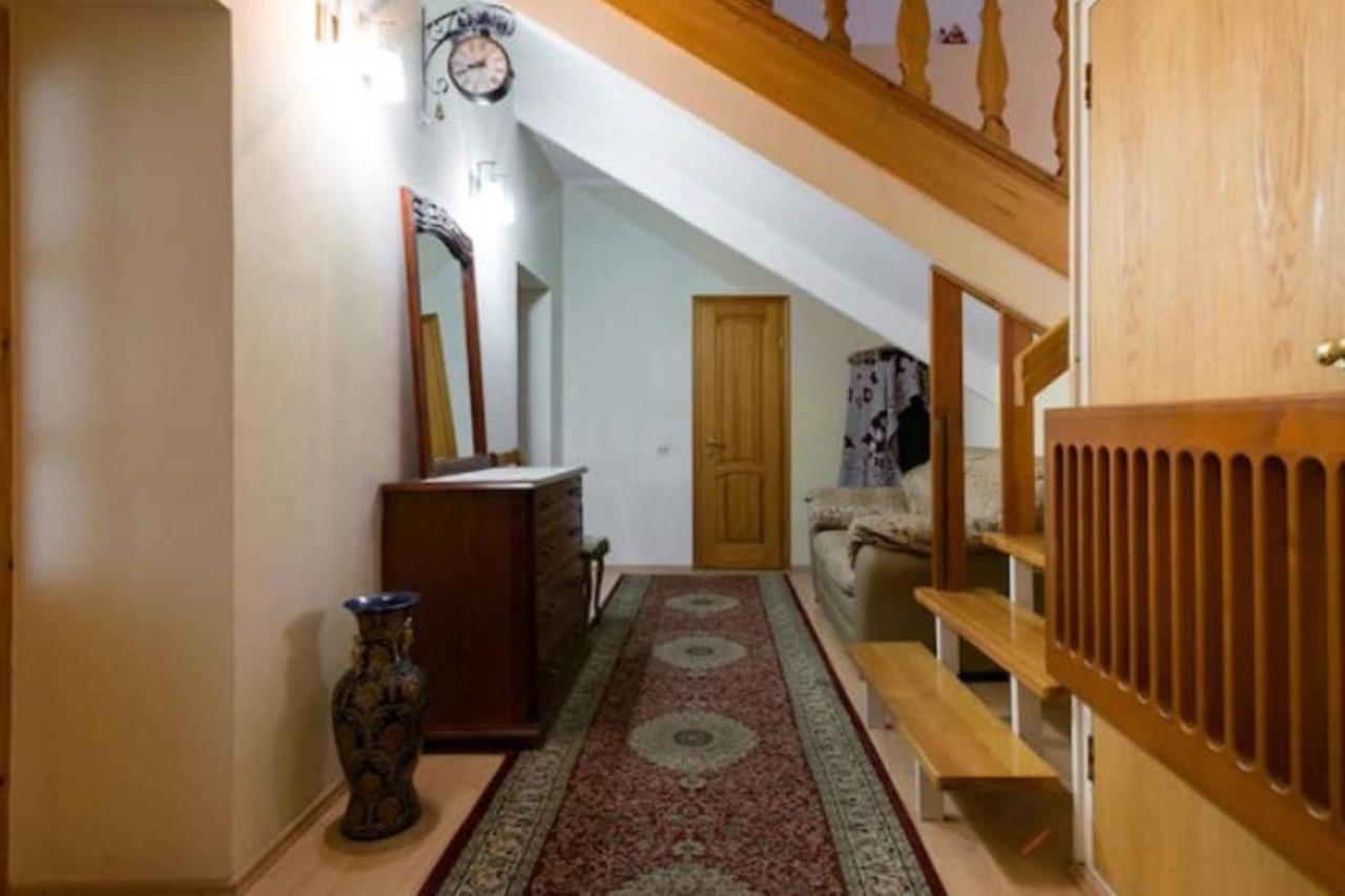 Guest House On Maksimova 9 Alma-Ata Buitenkant foto